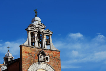 Fototapeta na wymiar San Giacomo di Rialto medieval belfry in Venice market square (with copy space)