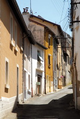 Ruelle ensoleillée à Cransac-les-Thermes, Aveyron, France