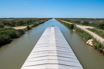 Obraz premium Péniche sur le canal