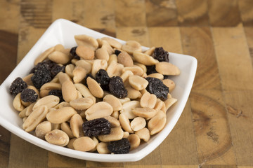Salted peanut seeds with raisins
