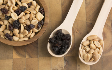 Salted peanut seeds with raisins
