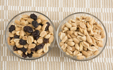 Salted peanut seeds with raisins
