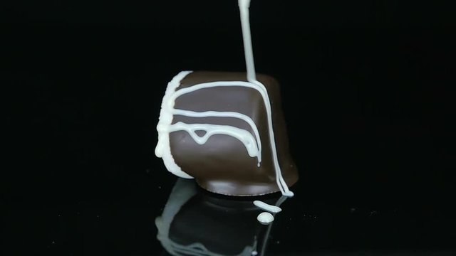 Mashmellow in dark chocolate and white chocolate strips.