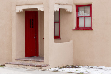Fototapeta premium Czerwone drzwi i czerwone ramy okienne w centrum Santa Fe w Nowym Meksyku