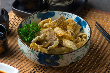 Deepfried Salmon Skin, kawa sauge