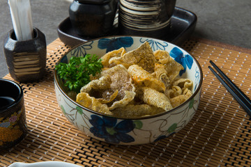 Deepfried Salmon Skin, kawa sauge