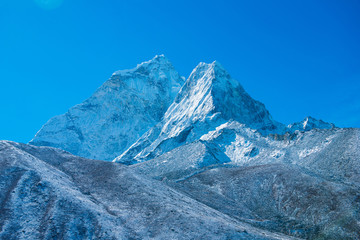Fototapeta premium Beautiful snow mountain views on route to Everest Base Camp