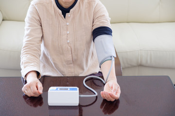 血圧を測る女性