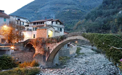 Fototapeten Badalucco, Ligurien Imperia, Brücke am Abend © Gianfranco Bella