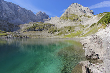 Fototapeta na wymiar Drachensee Tirol mit glasklarem Gebirgswasser