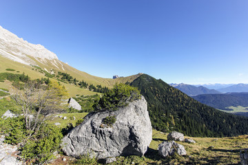 Fototapeta na wymiar Findling vor Bergkulisse Rotmoosalm Leutasch Tirol