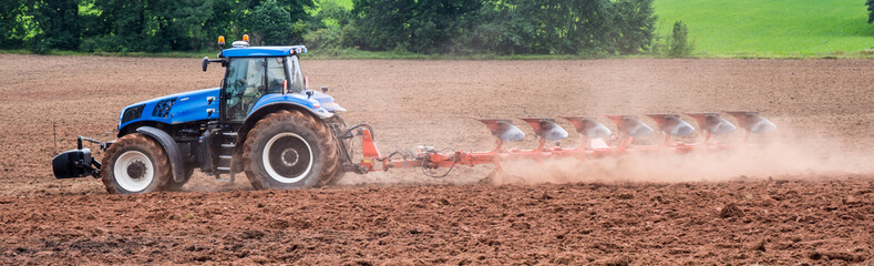 Panorama Agrarwirtschaft Traktor beim umpflügen © Animaflora PicsStock