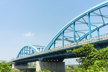 Obraz premium 多摩川に架かる丸子橋の風景