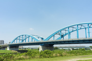 多摩川に架かる丸子橋の風景