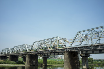 初夏の多摩川鉄橋を渡る列車