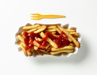 Pommes mit Ketchup