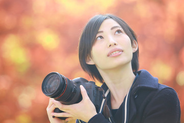 写真を撮る女性