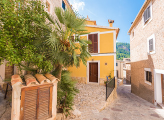 Fototapeta na wymiar Enge Gasse und traditionelle Häuser, Estellencs, Mallorca