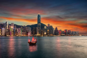 Foto auf Acrylglas Asiatische Orte Blick auf den Victoria Harbour und die beleuchtete Skyline von Hong Kong nach Sonnenuntergang