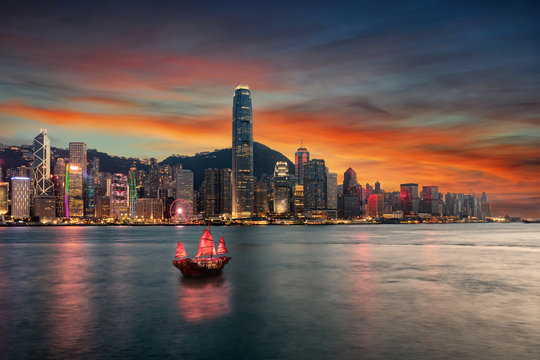 Blick auf den Victoria Harbour und die beleuchtete Skyline von Hong Kong nach Sonnenuntergang