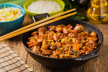 Sweet, caramelized fried chicken with soy sauce in Vietnamese.