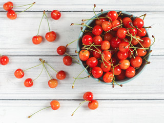 Obraz na płótnie Canvas Fresh ripe cherries in a plate