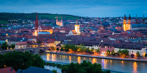 Blaue Stunde in der Stadt Würzburg