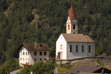 Fototapeta na wymiar Pfarrkirche St. Katharina in Katharinaberg im Schnalstal in Südtirol