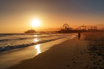 Naklejka na ściany i meble Sonnenuntergang hinter dem Santa Monica Pier, Los Angeles, California