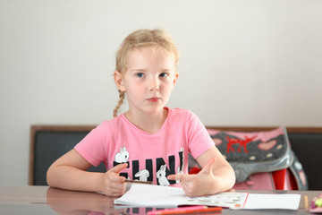 blondes mädchen beim rechnen lernen 