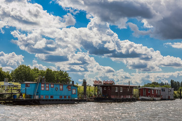 Fototapeta premium Hamburg - Hausboote im Hafen 