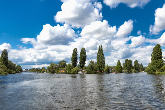 Zwei Kan&auml;le laufen zusammen in der Billwerder Bucht Hamburg
