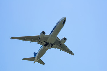 Fototapeta na wymiar 離陸直後のジェット旅客機