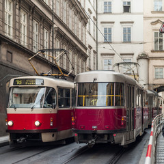 Fototapeta na wymiar Straßenbahnen in Prag