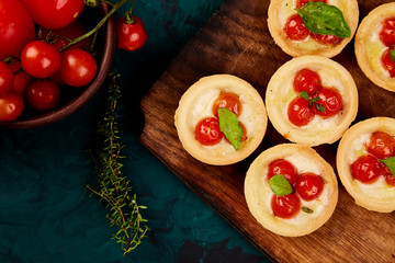 Mini tarts with cherry tomatoes