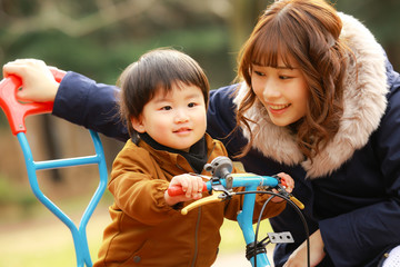 自転車に乗る子供と母親