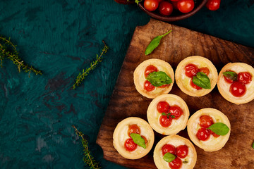 Mini tarts with cherry tomatoes