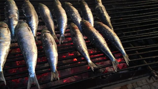 Grilled sardines on the fire