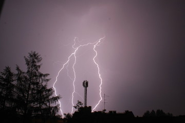Błyskawice nad miastem.