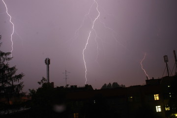Błyskawice nad miastem.
