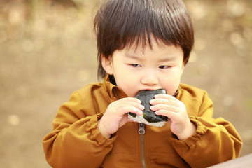 おにぎりを食べる男の子