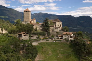 Fototapeta na wymiar Schloss Tirol bei Meran in Südtirol