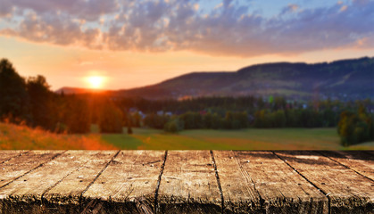 Empty table background © Piotr Krzeslak