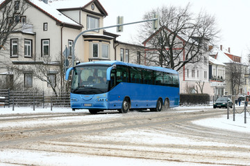 Fototapeta na wymiar Reisebus auf schneeglatter Straße