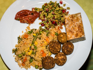 orientalisches Essen Couscous und Falafel