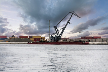 Obraz premium A sea crane, a barge