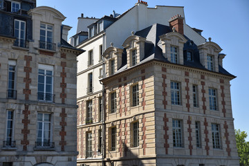 Immeuble pierre et brique à Paris, France