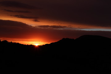 Il sole sorge dietro il Monte Conero