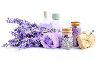 Obraz na płótnie Canvas Spa products and lavender flowers on a white background