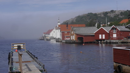 Fototapeta na wymiar Kirkhavn im Morgennebel, Insel Hidra / Südnorwegen